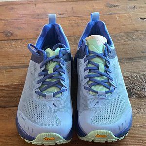 Brand new! Womens Altra Olympus 4, size 9.5